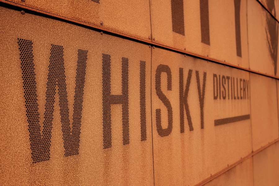 Dänischer Whisky, „gereift“ in rostigem Stahl, Thy Whisky Distillery, Gyrupvej 14, 7752 Snedsted